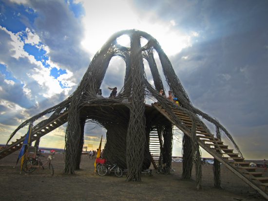 Estrutura do festival Afrikaburn com céu nebuloso como pano de fundo