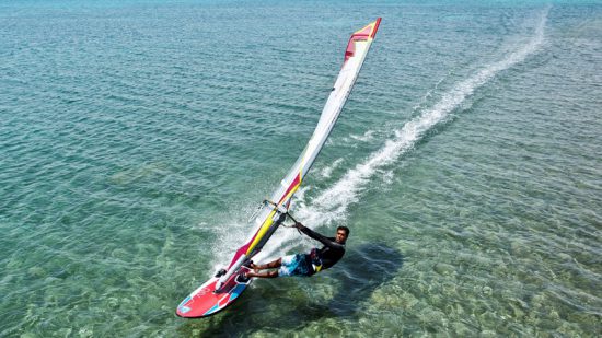 Aguas cristalinas y brisas regulares, condiciones perfectas para el windsurf