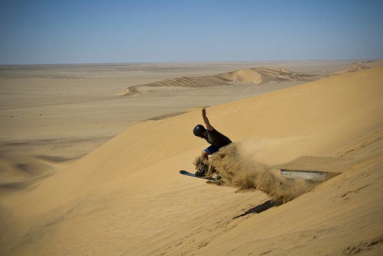 Sandboarding na Namíbia. Foto: Luke Price