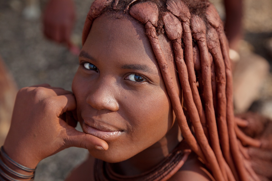 Mulher da comunidade tradicional Himba sorri para a câmera