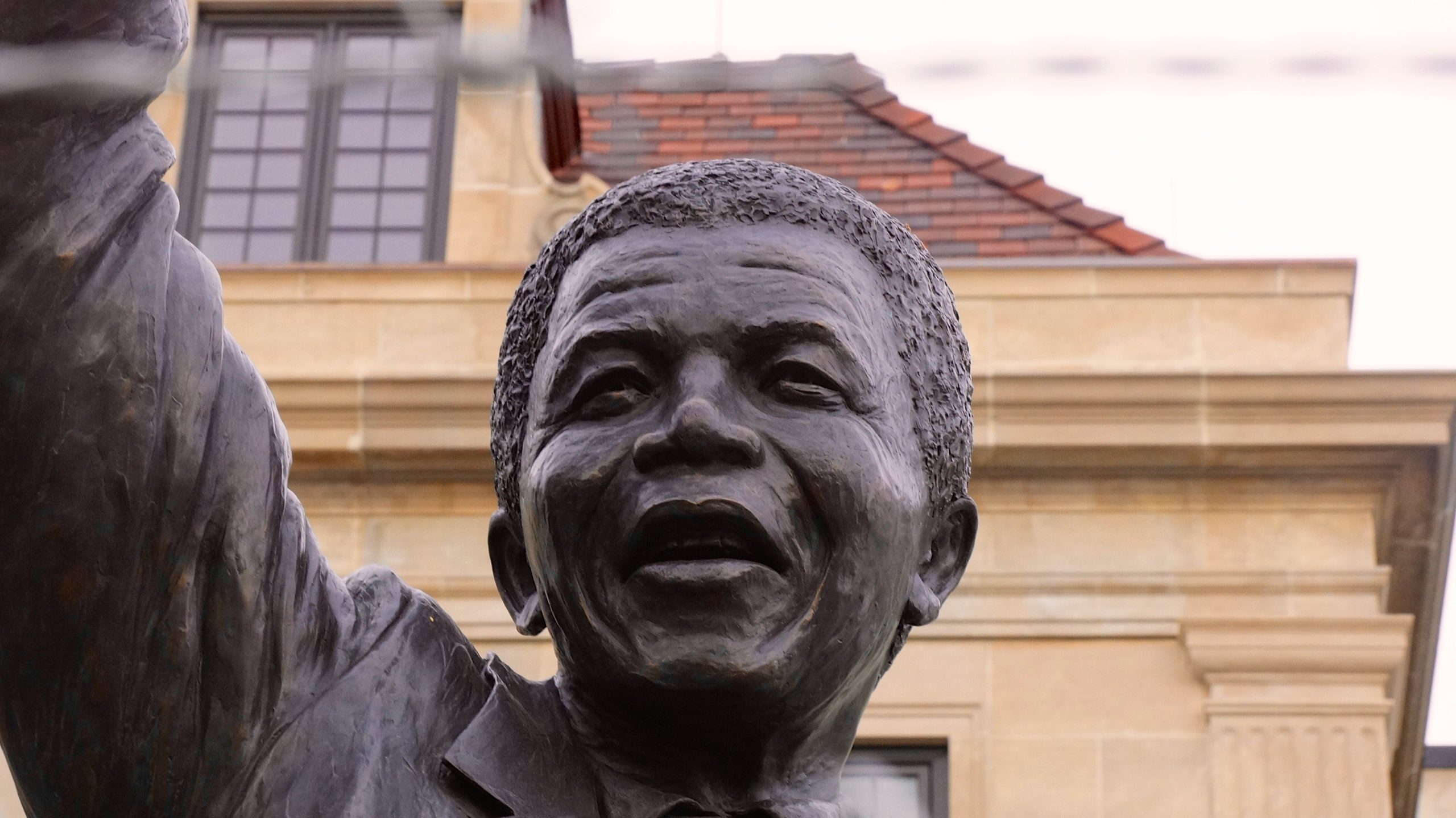 Estatua de Nelson Mandela en la embajada de Sudáfrica en Washington