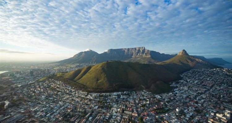 Vue panoramique sur la ville du Cap, la Montagne de la Table, Signal Hill et Lion's Head. 