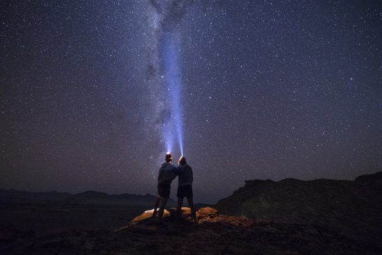 Admirer les étoiles du desert de Kalahari en Namibie.