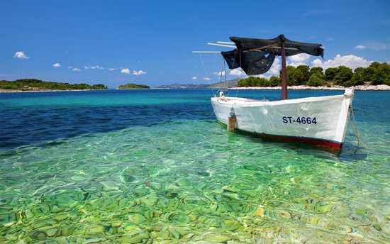 Ein Boot im Wasser in Sansibar