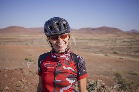 Julia Geffer bei der Challenge4ACause mit Fahrradhelm in der Wüste Namibias