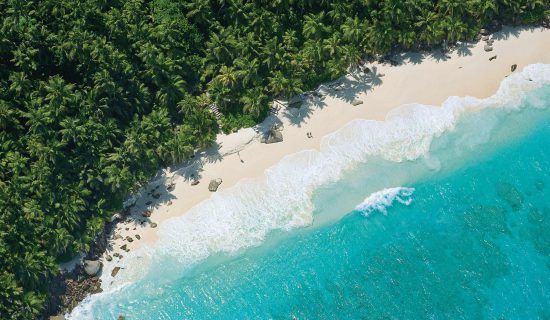 Weißer Sandstrand und türkisblaues Meer aus der Vogelperspektive, Seychellen