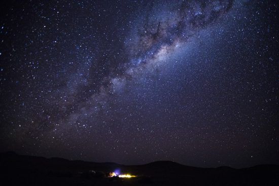 Ein atemberaubender Sternenhimmel samt Blick auf die Milchstraße in der Wüste von Namibia