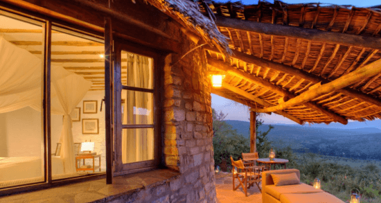 Außenansicht eines Fensters, im Zimmer ein Bett, Außen Landschaft