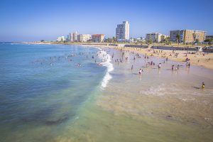 Gente en la playa de Port Elizabeth