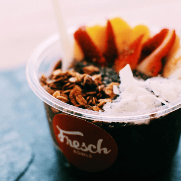 Tigela de açaí com frutas, granola e raspas de amendoa