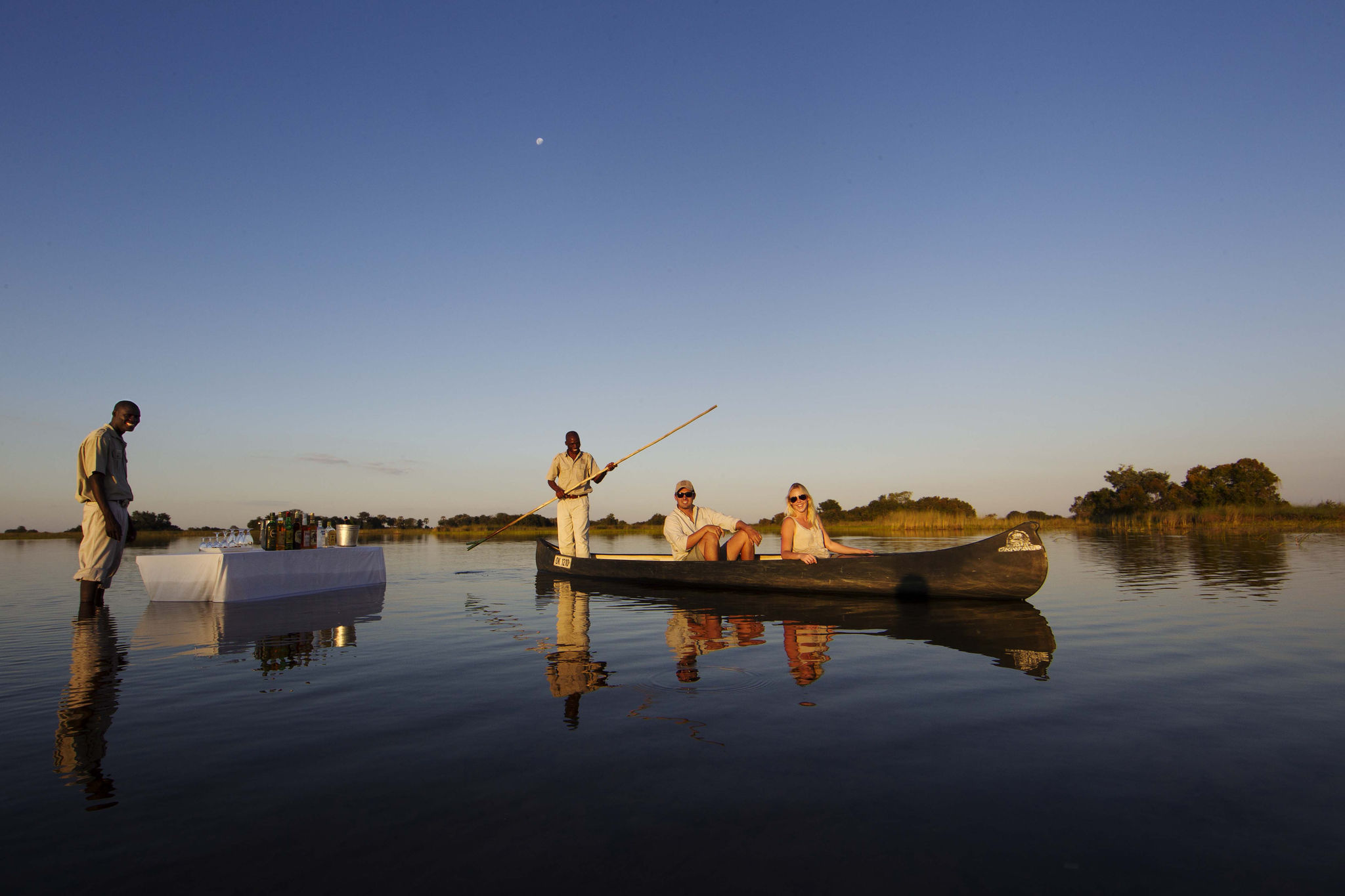 Im Camp Okavango erlebt man das Flussdelta aus nächste Nähe – selbst beim Sundowner.