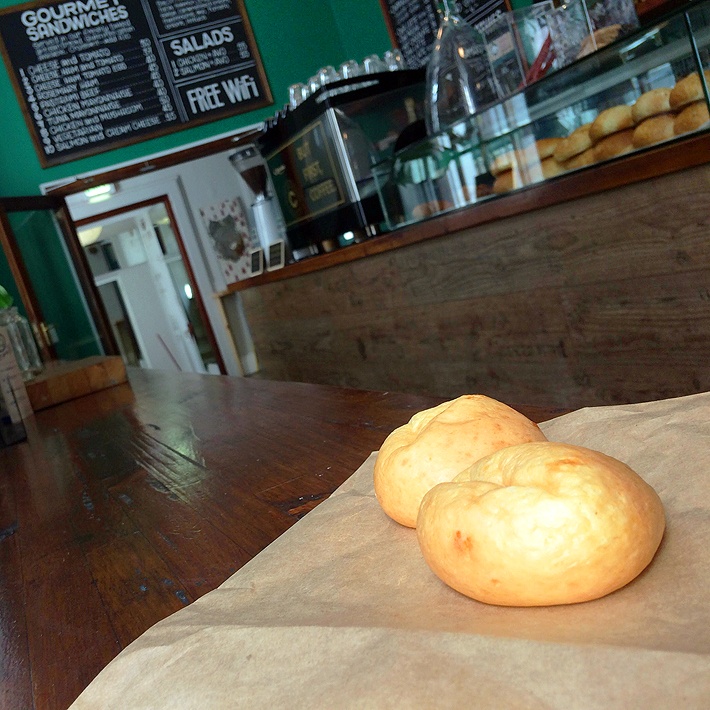 Pandebono é uma iguaria colombiana que se assemelha ao brasileiro pão de queijo