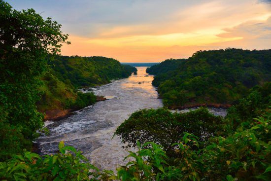 Malerischer Sonnenuntergang über dem sprudelnden Nil in Uganda