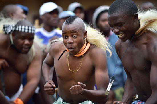 Männer in traditioneller Kleidung führen einen Zulu-Tanz auf