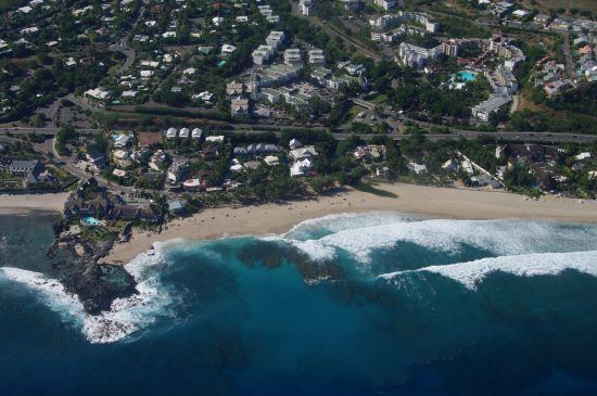 Die Flaniermeile am Strand Boucan Canot Beach aus der Vogelperspektive