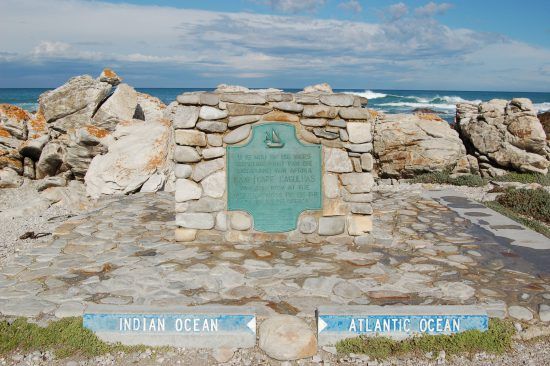 Cape Agulhas, der südlichste Zipfel Afrikas, wo Indischer und Atlantischer Ozean aufeinandertreffen - Bester Südafrika Reiseführer