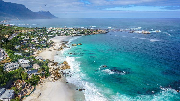 Plage de sable blanc de Clifton en Afrique du Sud