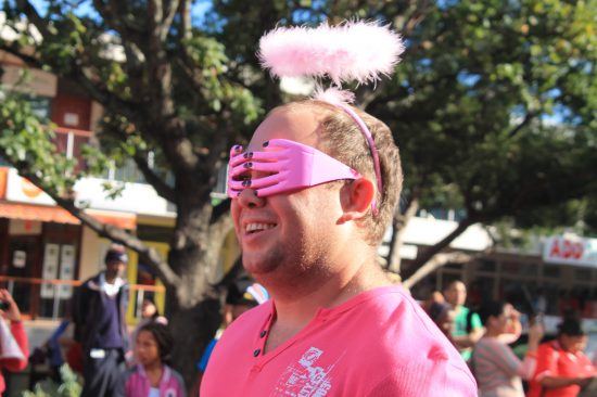 Blonder Mann im pinken Kostüm beim Pink Loerie Mardi Gras and Arts Festival