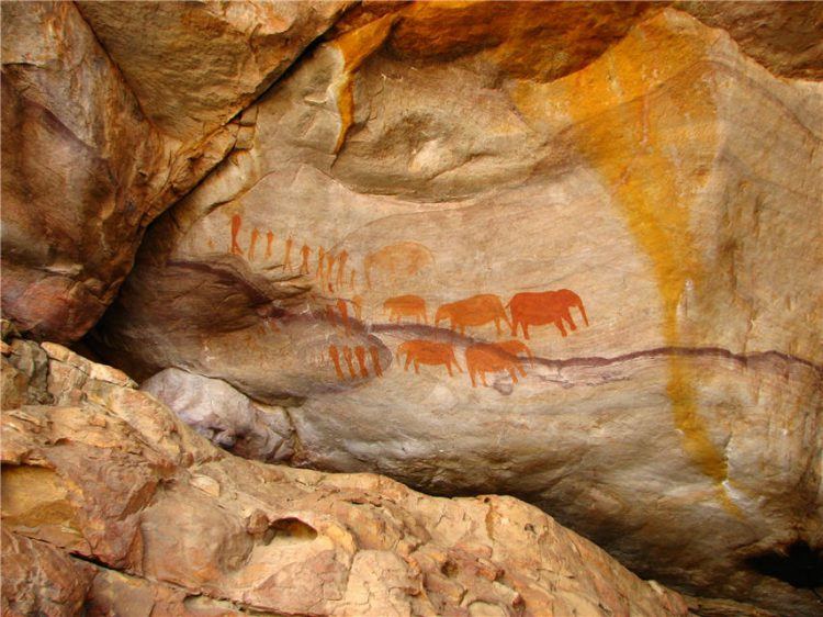 Voyage dans l'Histoire face aux peintures rupestres de plus de 10 000 ans... Crédit photo : Valroe