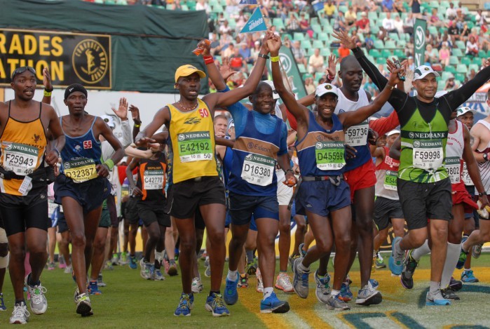 Corredores na linha de chegada da Comrades Marathon