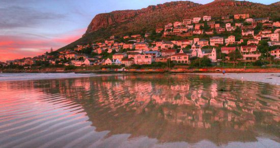 Céu parcialmente rosa em Fish Hoek em Cape Town