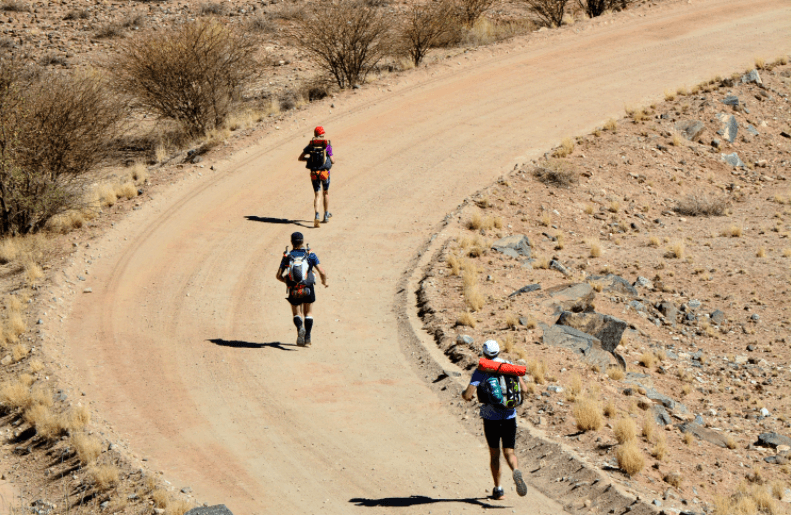 Corredores percorrendo o deserto Kalahari durante edição da Kalahari Augrabies Extreme Marathon