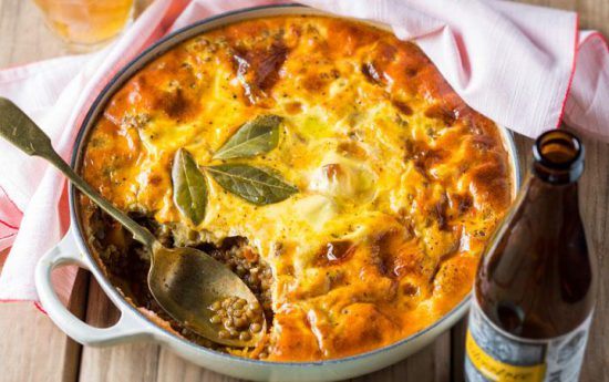 Bobotie, ein südafrikanischer Auflauf mit Gemüse, Käse und Lorbeerblättern