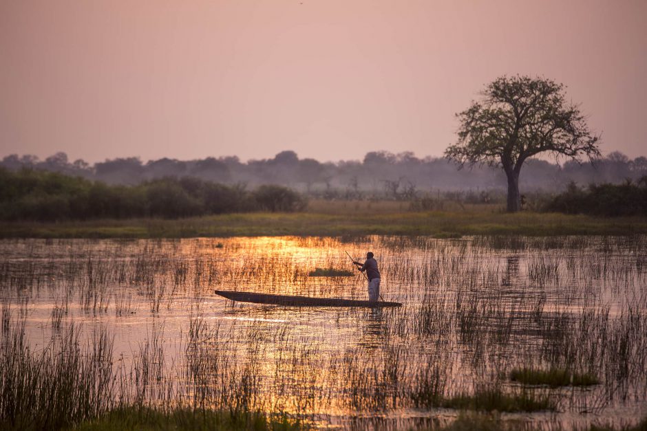 Mokoro-Safari bei Sonnenuntergang in Botswanas Okavango Delta