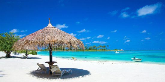 Sonnenbaden an einem weißen Sandstrand auf den Malediven