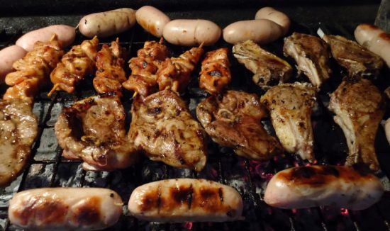 Steak und Würstchen auf einem Grill