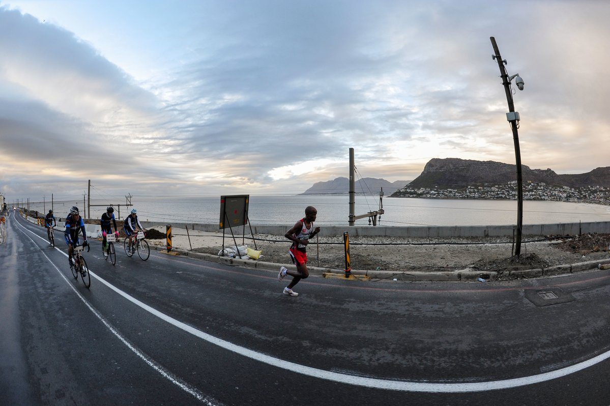 Corredores participando da Two Oceans Marathon, em Cape Town