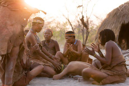 Frauen in traditioneller Kleidung in der ariden Landschaft bei Jacks Camp in Botswana