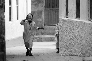 Enfants jouant dans les rues de Stone Town, Zanzibar