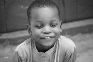 Enfant jouant dans la rue, Stone Town, Zanzibar, Tanzanie.