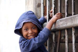 Enfant jouant dans les rues de Stone Town, Stone Town, Zanzibar