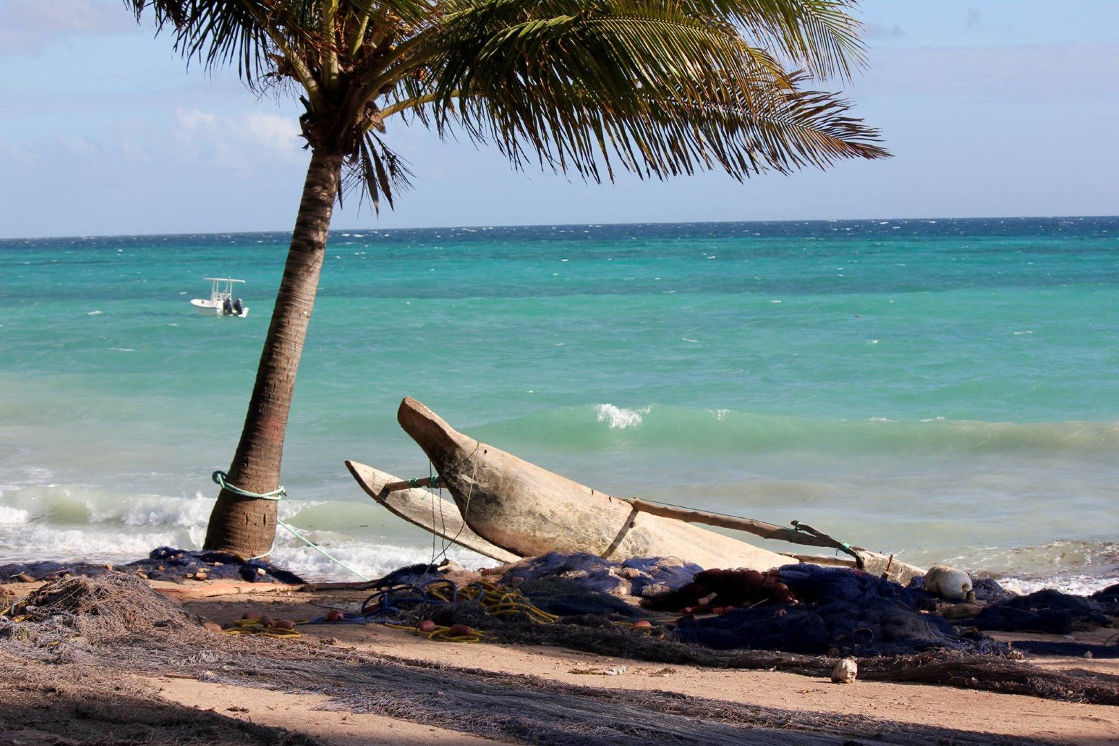 Boutre échoué sur une plage de Zanzibar, Tanzanie