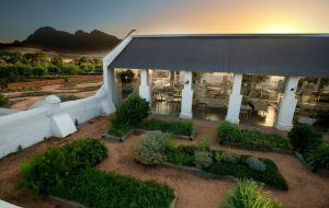 Restaurant Babel et sa verrière au coucher de soleil chez Babylonstoren.