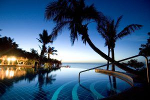 Vue de la piscine à débordement d'Anantara Bazaruto, resort idéal pour combiner safari et plage