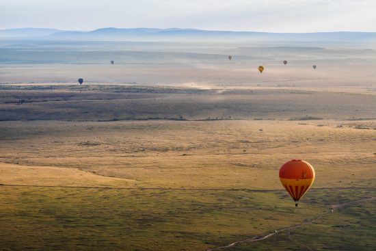 Heißluftballone über Steppe