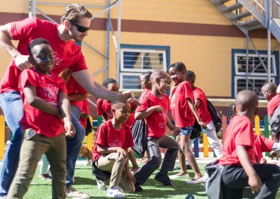 Tanzende und lachende Kinder in Khumbulani