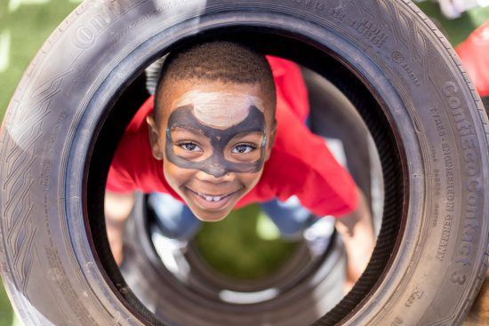 Criança brincando no playground de Khumbulani