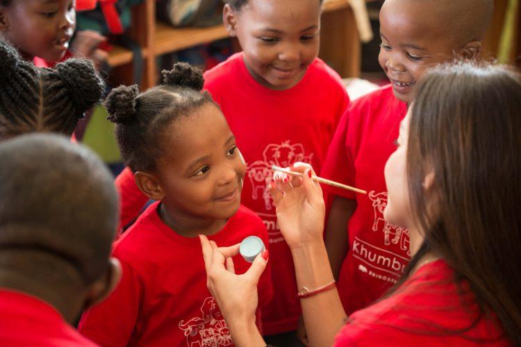 Petite fille à un atelier de face-painting à Khumbulani