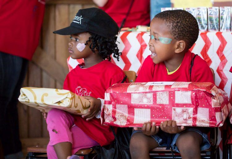 Enfants sudafricains gâtés pour les fêtes de Noël à Khumbulani dans le centre de Khayelitsha