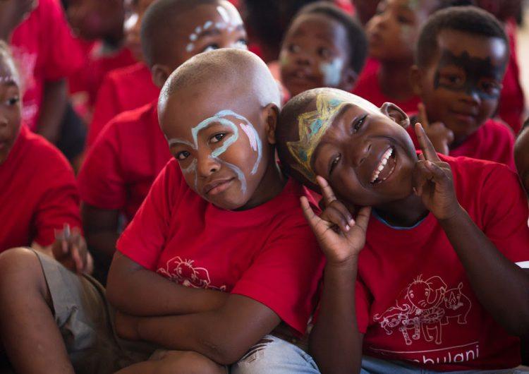 Deux enfants sudafricains riant au centre Khumbulani à Khayelitsha