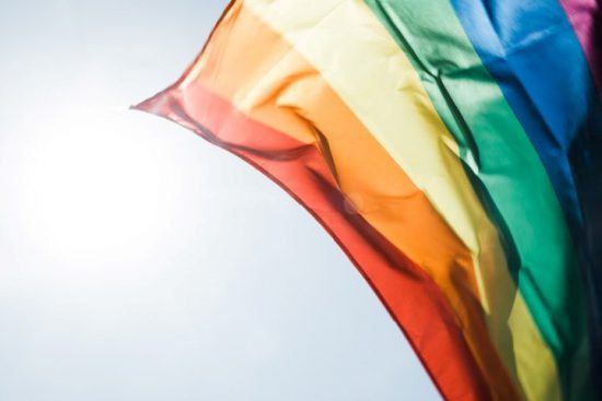 Die bunte LGBT-Flagge weht im Wind