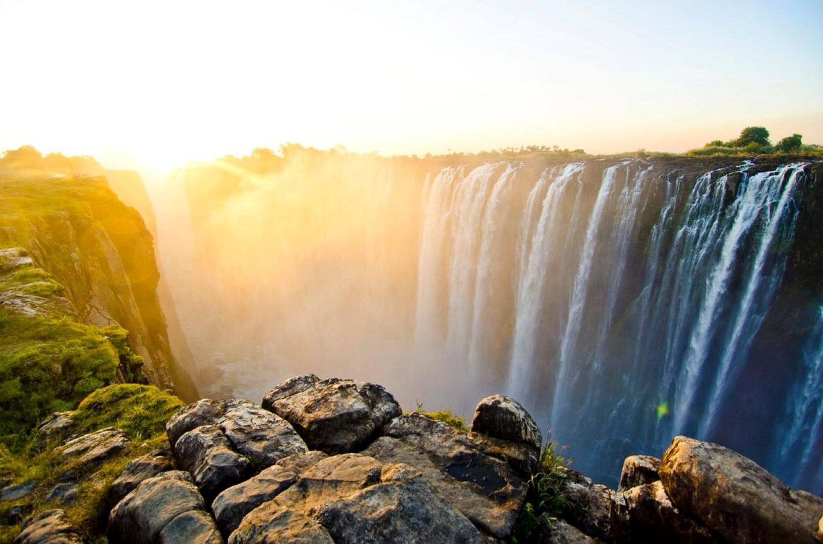 Les Chutes Victoria au coucher de soleil et son atmosphère magique