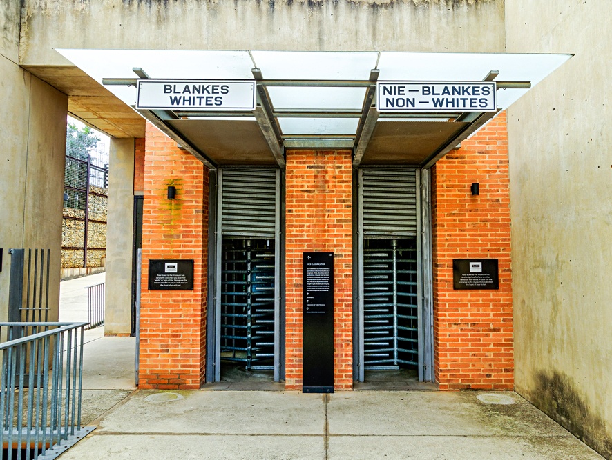 Entrada do Museu do Apartheid em Joanesburgo