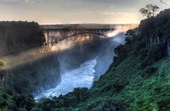 El famoso puente sobre las cataratas Victoria