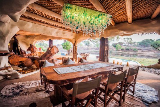 Der offene Essensbereich des Chongwe River House mit Blick auf die wasserreiche Umgebung