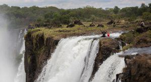 Un homme et une femme se baignant à Devil's Pool, aux Chutes Victoria